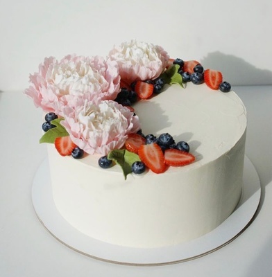 Свадебный торт с пионами и сезонными ягодами